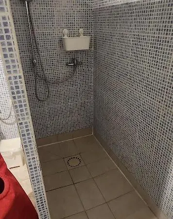 Le De La Fontaine - *